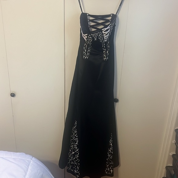 Satin formal gown - Picture 2 of 6